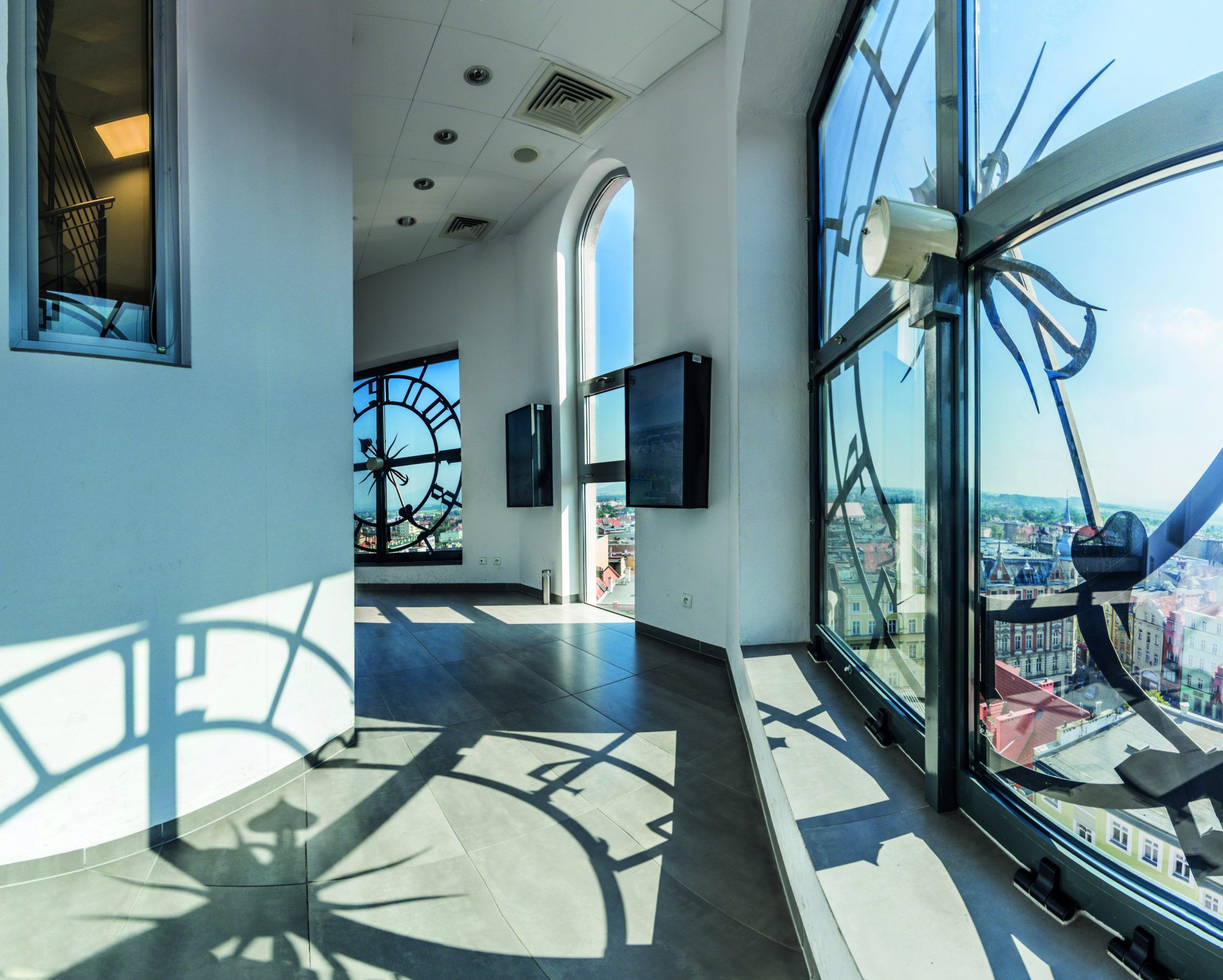 Jeden z górnych poziomów wieży ratuszowej w Świdnicy z małą galerią sztuki