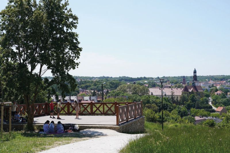 Letni widok na centrum Trzebnicy i klasztor z widocznym na pierwszym planie tarasem widokowym