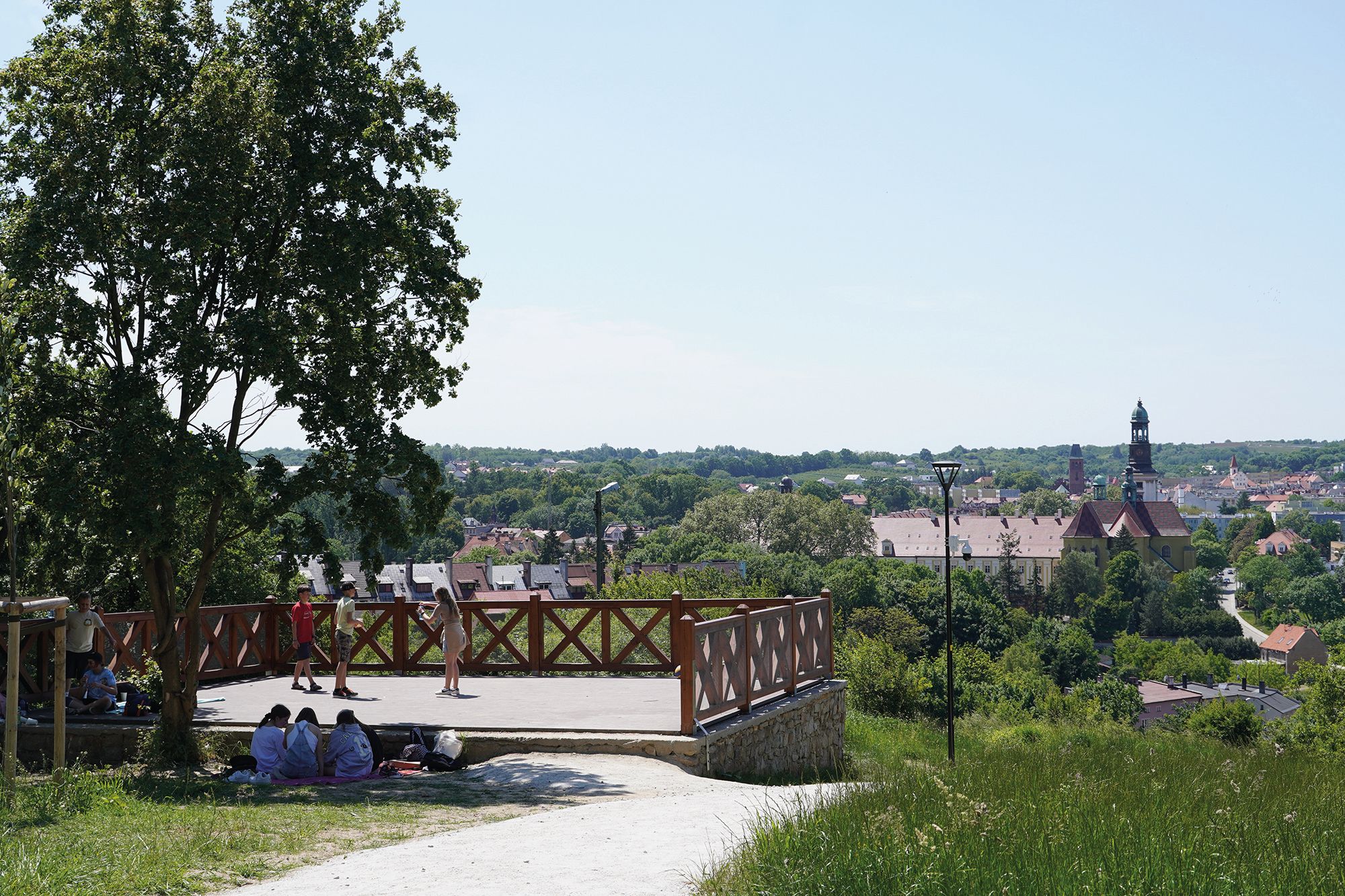 Letni widok na centrum Trzebnicy i klasztor z widocznym na pierwszym planie tarasem widokowym