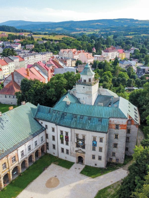 Widok z lotu ptaka na centrum Międzylesia z widoczną wieżą zamku