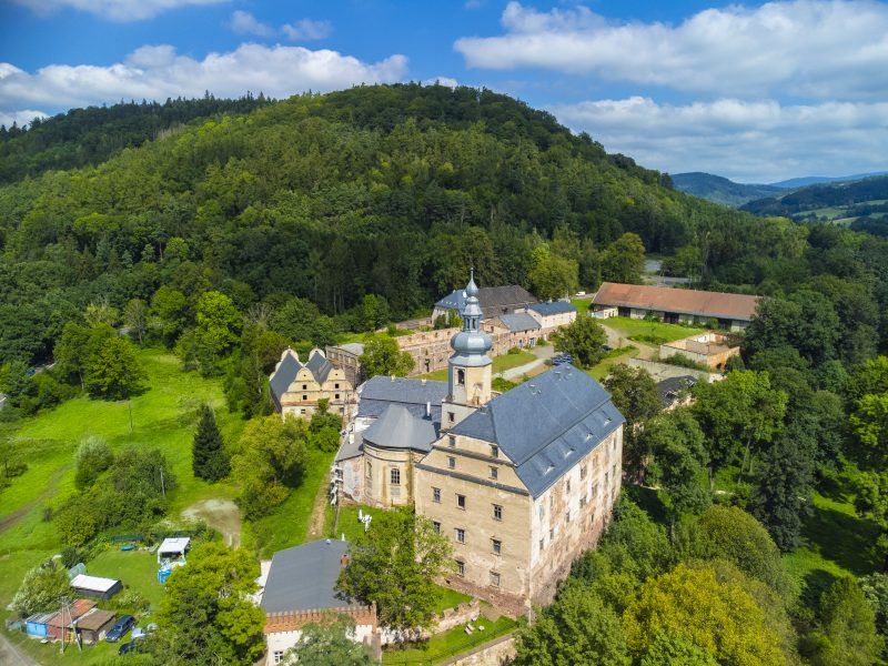 Widok z drona na zabudowania Zamku Sarny i góry w tle