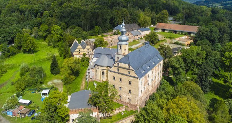 Widok z drona na zabudowania Zamku Sarny i góry w tle