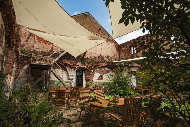 Przestrzeń jadalna lub restauracja w Zamku Sarny