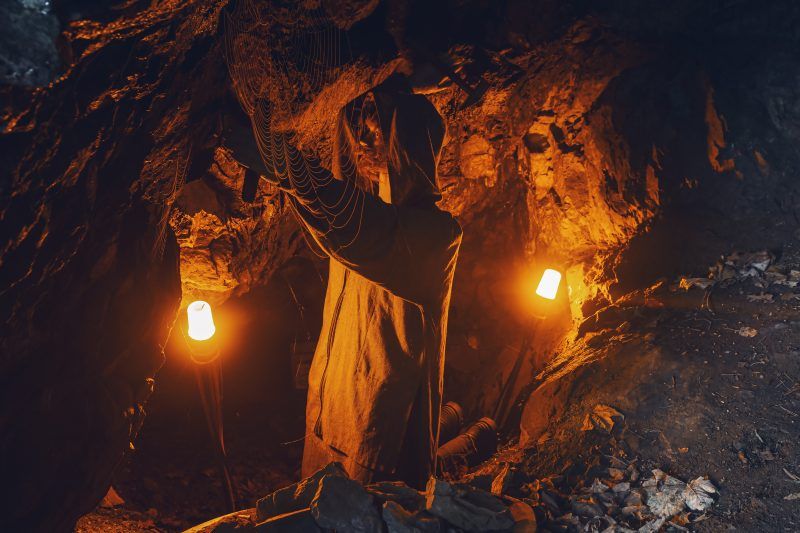 Kukła średniowiecznego górnika z lampą naftowa przemierzającego podziemia kopalni w Złotym Stoku