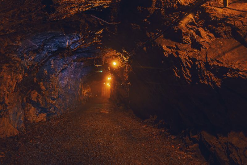 Klimatycznie oświetlone korytarze Kopalni w Złotym Stoku