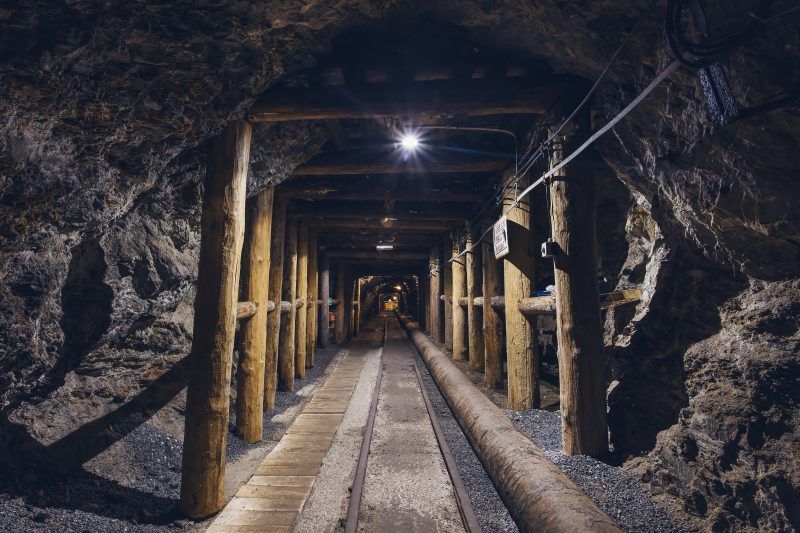 Drewniane stemple podtrzymujące strop podziemnej trasy turystycznej w kopalni w Złotym Stoku