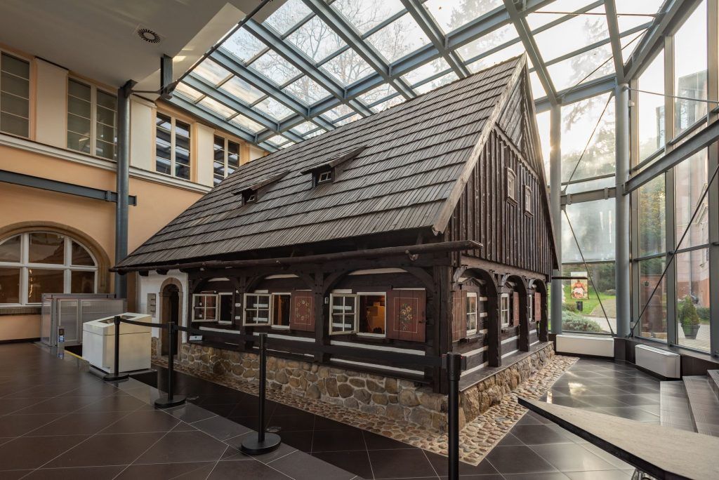 Stary góralski drewniany dom wewnątrz budynku muzeum