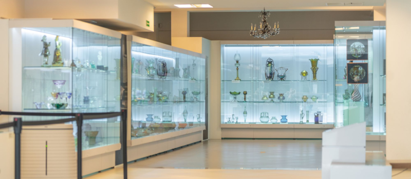 Gablota szklana w muzeum z szklanymi naczyniami