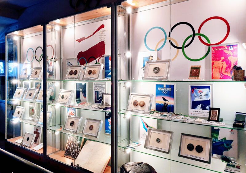 Wystawa w szklanej gablocie medali olimpijskich 