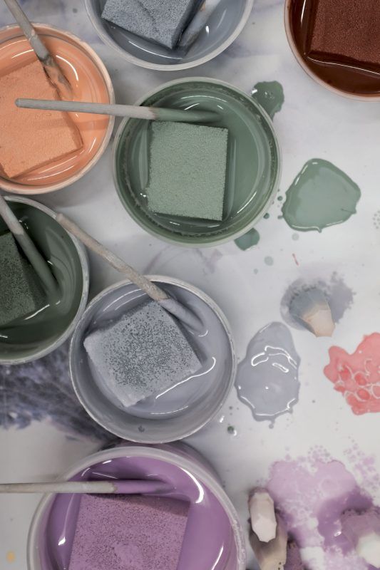 Kubeczki z farbami do kolorowania ceramiki bolesławieckiej