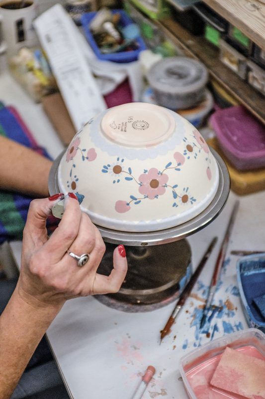 Ceramiczna miseczka podczas dekorowania i produkcji