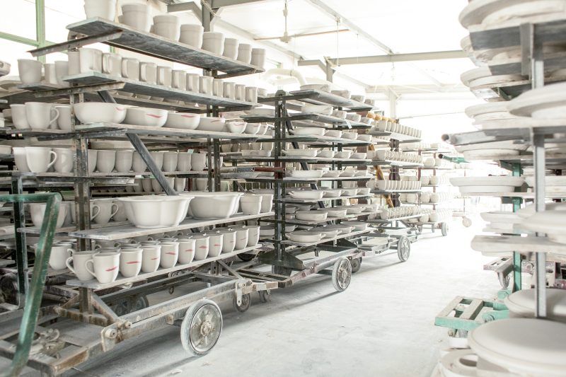 Widok ogólny hali produkcyjnej w fabryce ceramiki w Bolesławcu