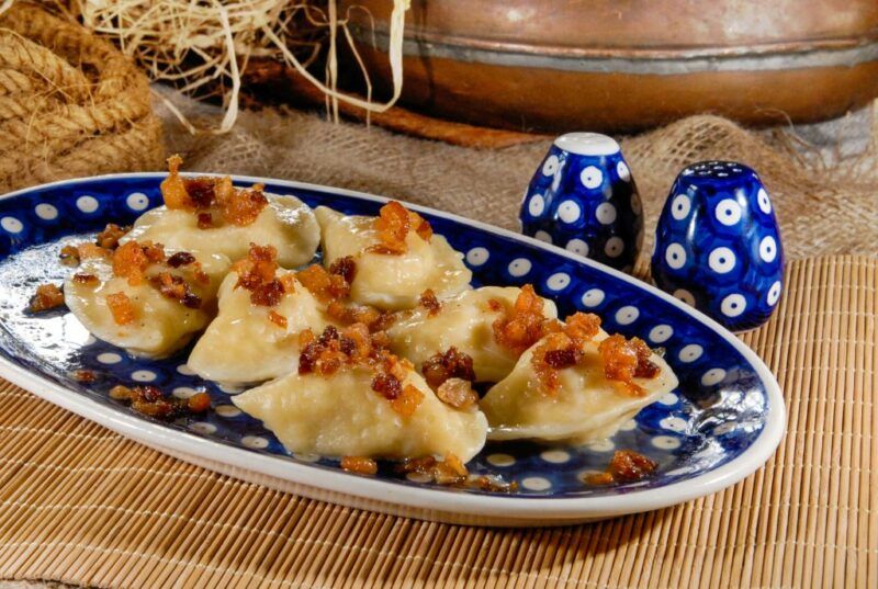 Talerz wypełniony pierogami