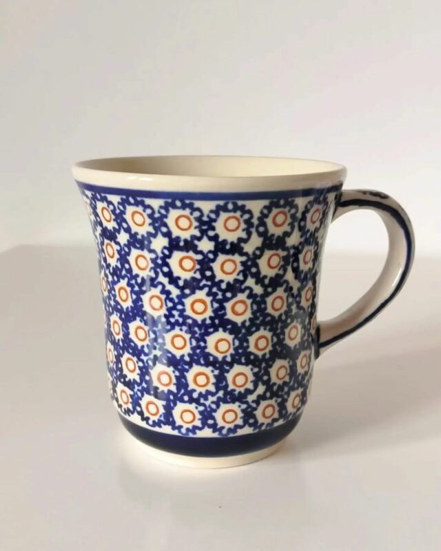 Ceramiczny biało-granatowy kubek.