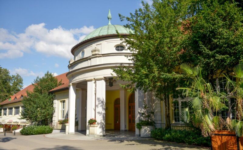 Widok na wejście do zabytkowego budynku uzdrowiska 