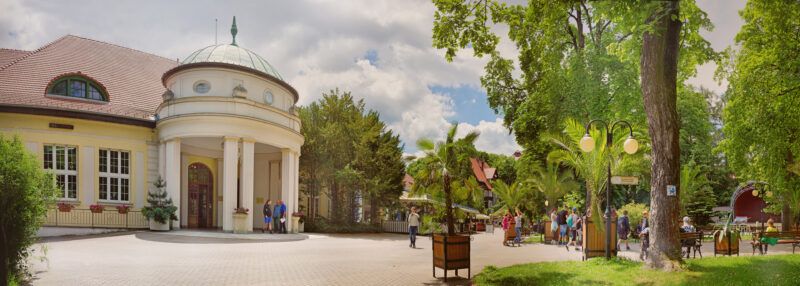 Widok na trasę spacerową i główny budynek uzdrowiska w Polanicy
