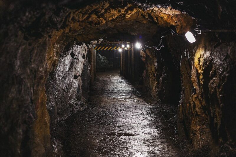 Korytarz we wnętrzu sztolni oświetlony lampami z prawej strony. Tunel przystosowany do przemieszczania się na nogach. We wnętrzu widać, że jest wilgotno