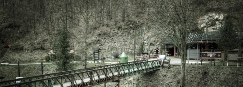 Widok na most Baleya prowadzący do Sztolni