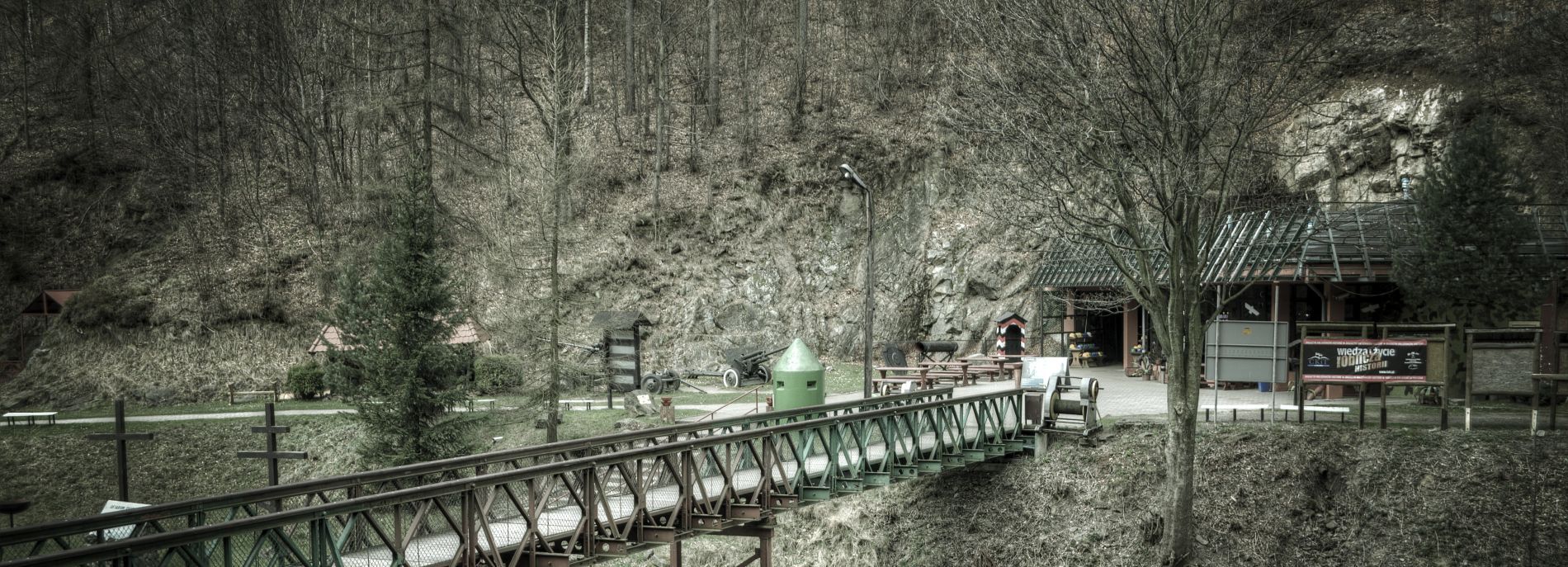 Widok na most Baleya prowadzący do Sztolni