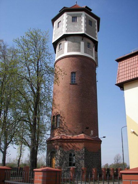 Ceglana wieża ciśnień z odciętym szczytem w kolorze grafitowym