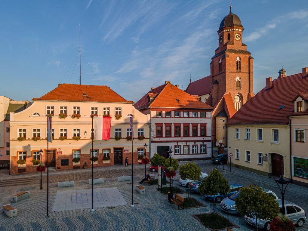Kamienice na starym mieście w słoneczny dzień z przejrzystym niebem