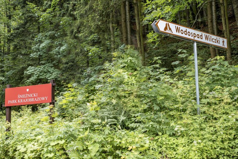 Zdjęcie znaków drogowych z brązowym znakiem oraz czerwonym