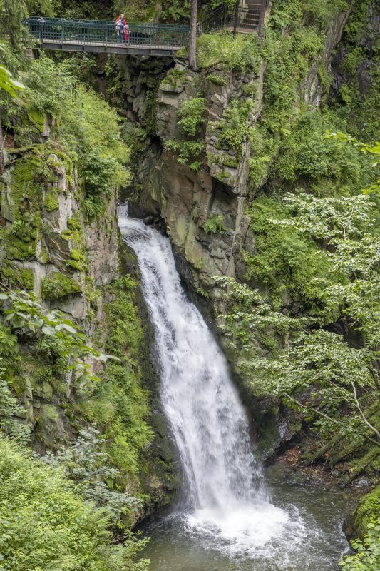 Zdjęcie wodospadu znajdującego się w górzystym terenie