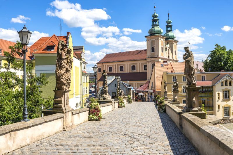 Wąska, kamienna budowla o charakterystycznych łukach i zdobieniach, która łączy oba brzegi rzeki.