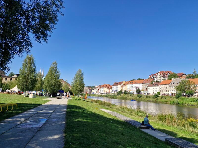 Widok na Zgorzelec z lewego, niemieckiego brzegu rzeki Nysa Łużycka. 