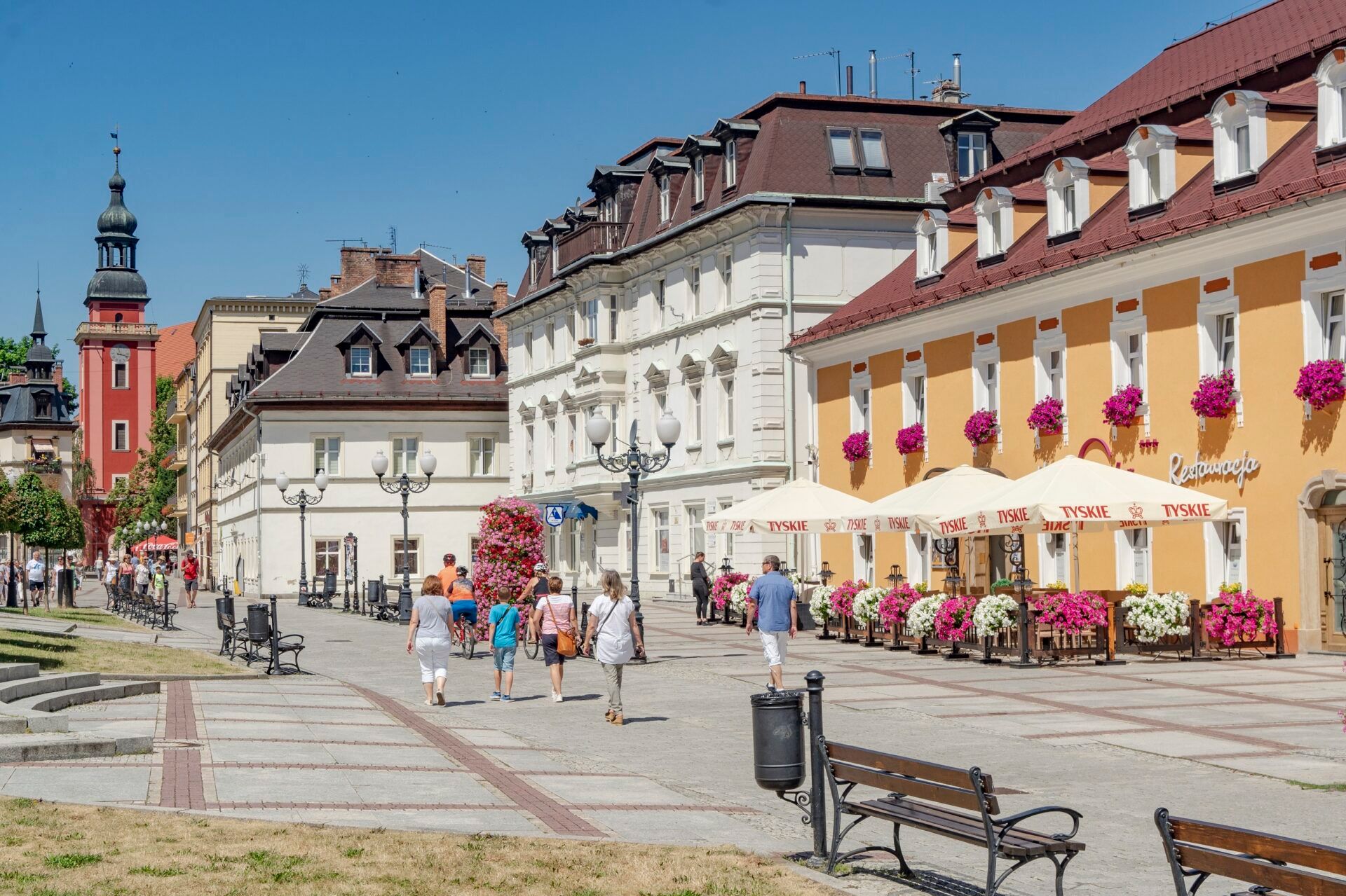 Letni widok na trakt spacerowy w uzdrowisku