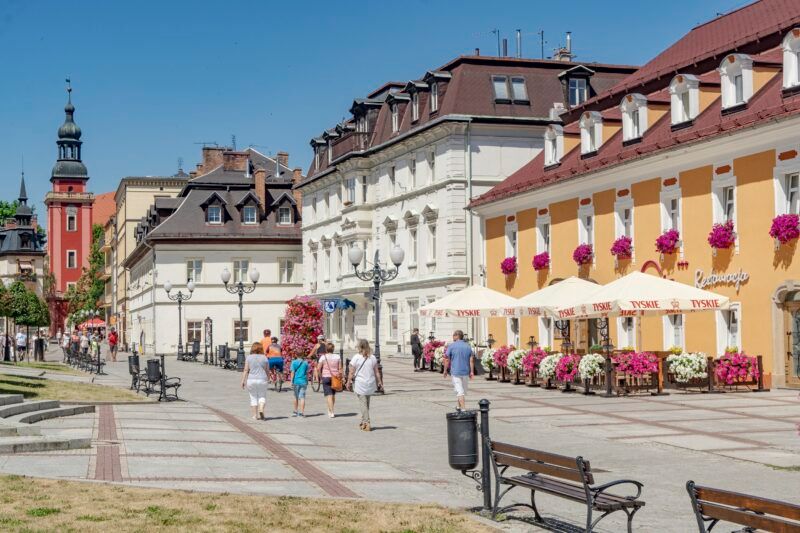 Letni widok na trakt spacerowy w uzdrowisku