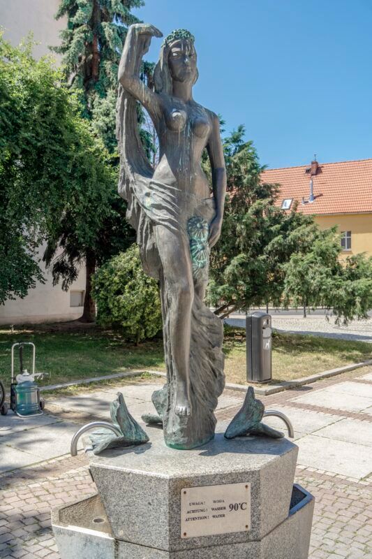 Wodopój z posągiem.
