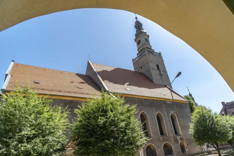 Widok na parafię w Kamiennej Górze, szara 