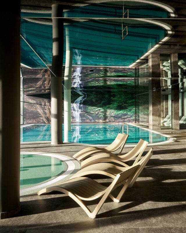 Widok na zakryty basen, wewnątrz budynku, na przodzie zdjęcia 