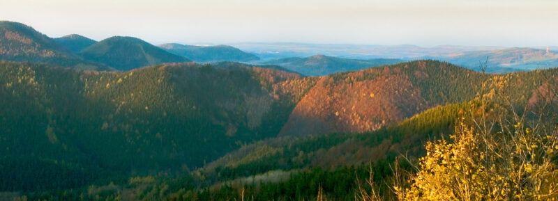 Panorama na góry o wschodzie słońca