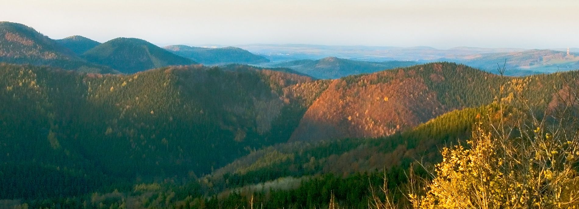 Panorama na góry o wschodzie słońca