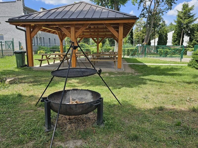 Wiata wypoczynkowa z miejscem do grilowania.