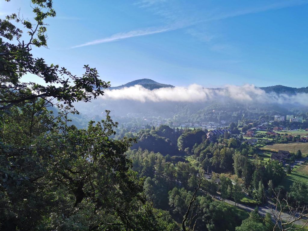 Krajobraz gór, drzew, na tle błękitnego nieba.