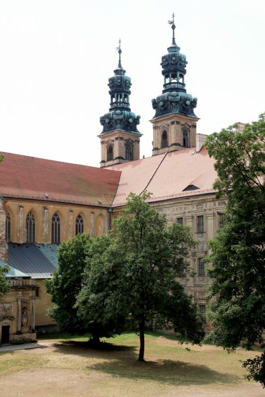 Barokowe mury opactwa cystersów wraz z wieżyczkami