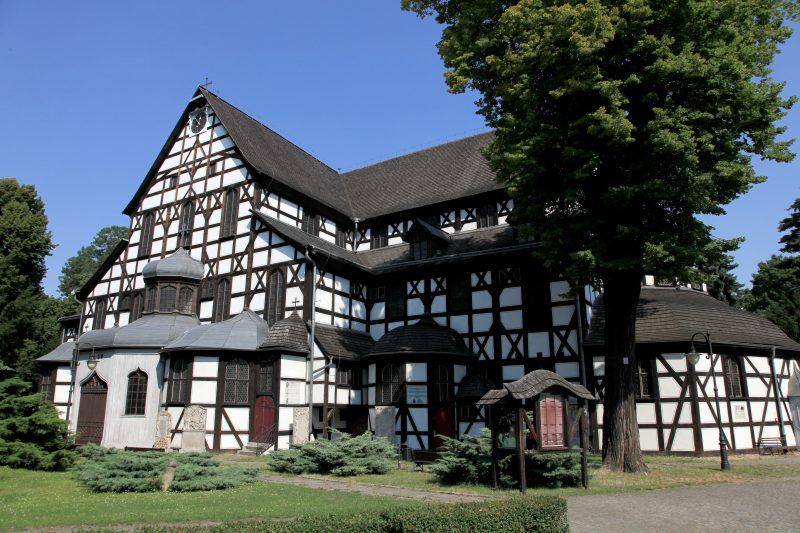 Widok ogólny na budynek szachulcowego kościoła pokoju w Świdnicy
