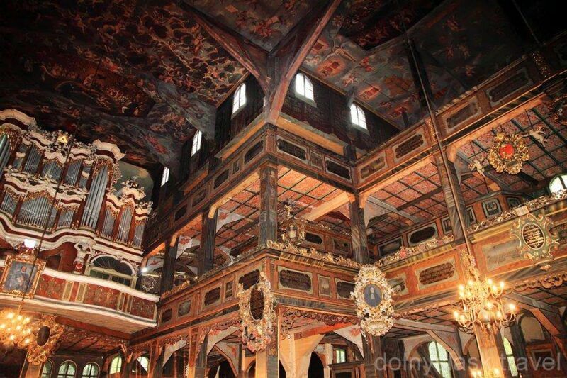 Wnętrze drewnianego kościoła z malowidłami 