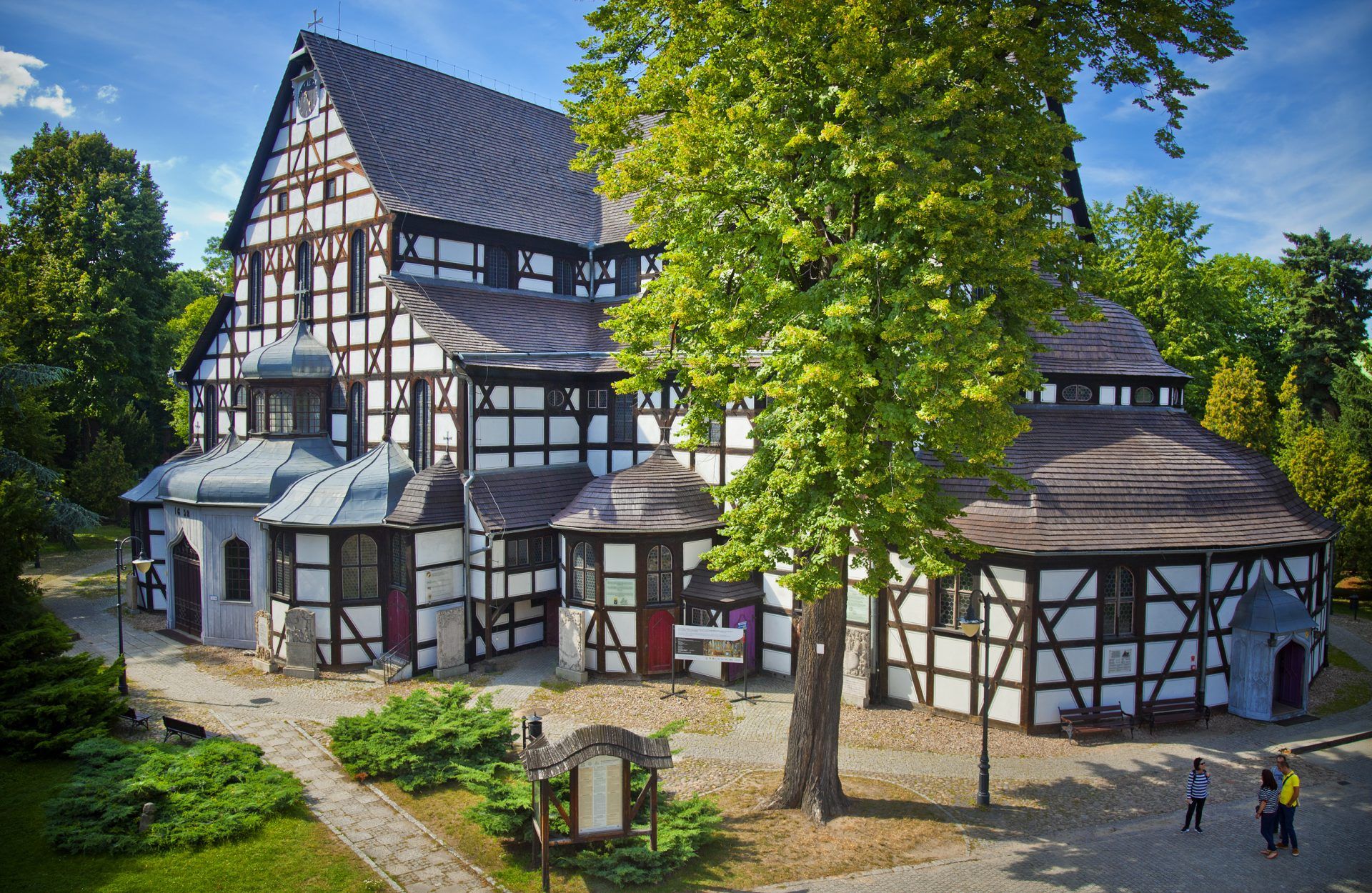 Widok z drona na szachulcowy budynek obiektu UNESCO Kościół Pokoju w Świdnicy