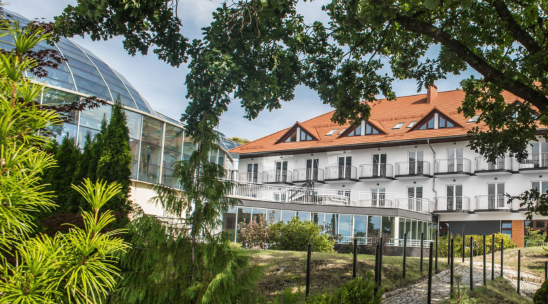Widok na hotel, wśród zieleni.