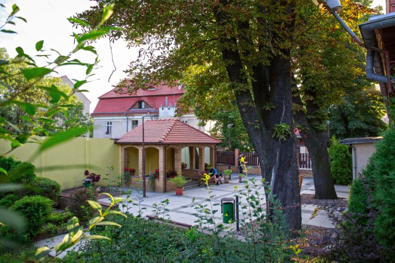 Teren rekreacyjny z wiatą grillową.