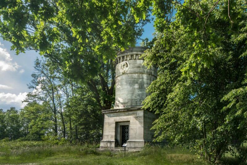 Budowla wzniesiona z cegły, z ostrołukowymi oknami, wysoką, stożkowatą wieżą i charakterystycznymi, zdobionymi detalami architektonicznymi.