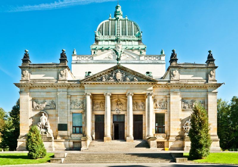 Zdjęcie fasady zabytkowego, klasycystycznego Miejskiego Domu Kultury w Zgorzelcu