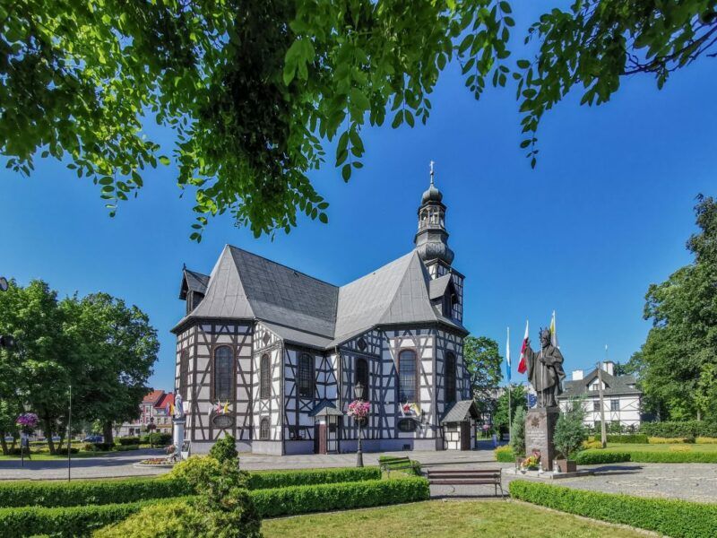 Mały kościół w kolorze białym na tle błękitnego nieba
