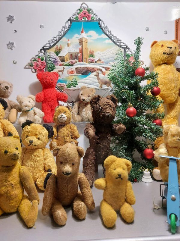 Zabawki poustawiane na wystawie w muzeum