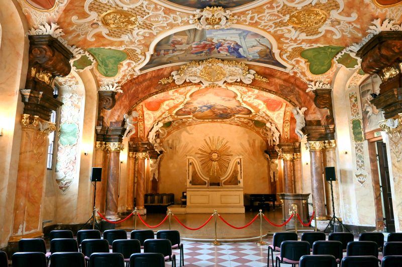 Wnętrza barokowej sali koncertowej w gmachu głównym uniwersytetu wrocławskiego