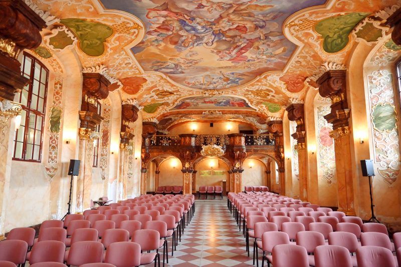 Wnętrza barokowej sali koncertowej w gmachu głównym uniwersytetu wrocławskiego